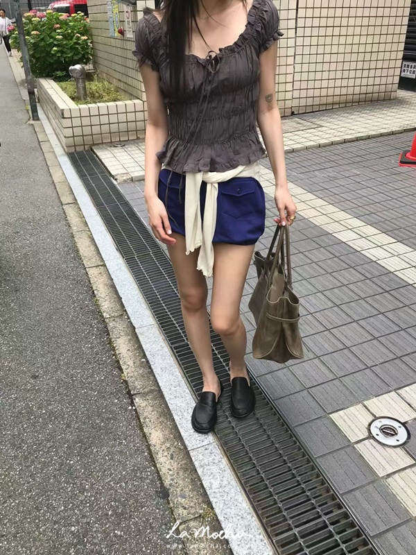 荷葉滾邊繞脖抓皺平口上衣